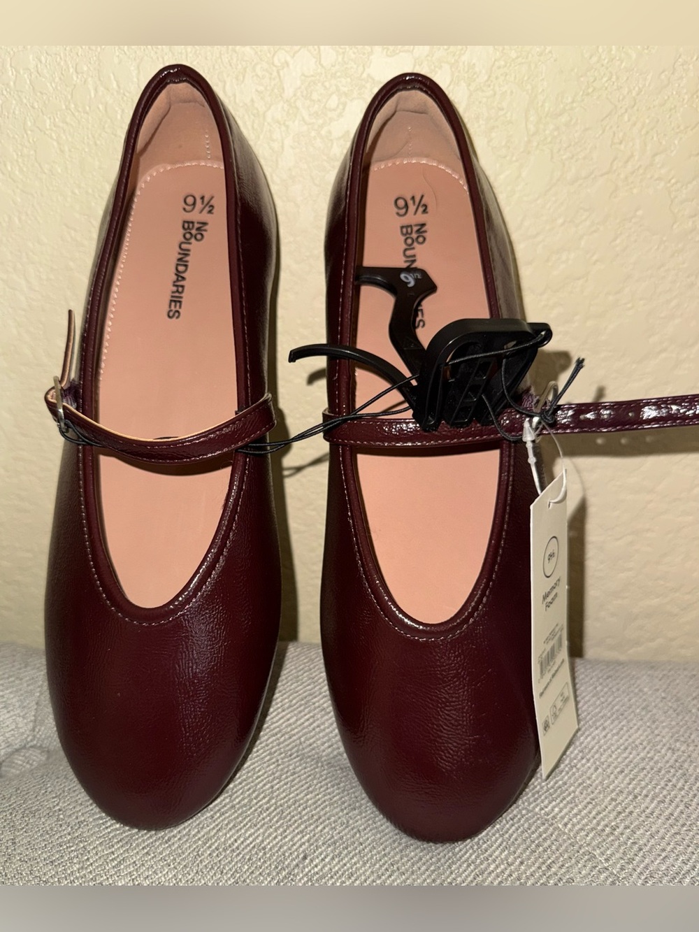 No Boundaries Women's Crinkle Mary Jane Flats, burgundy, sz 9 1/2